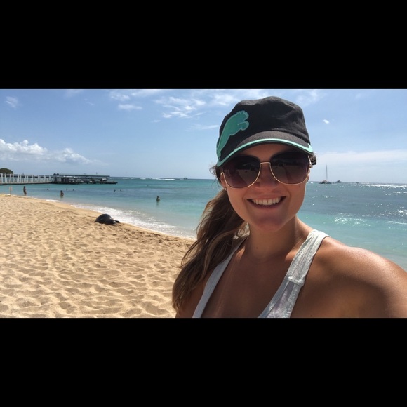 Meet your Posher, Becca - Picture 3 of 3